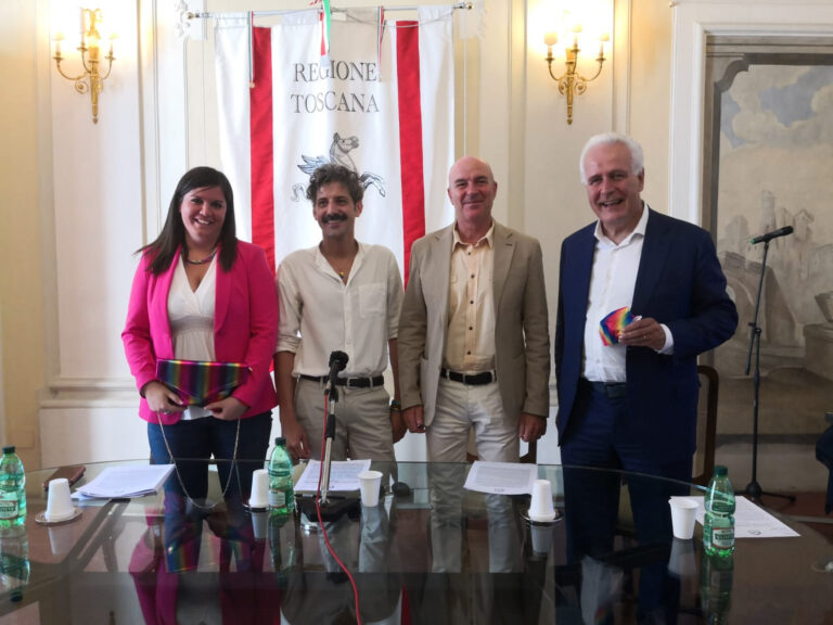 A Livorno sfila il Toscana Pride fuori e sempre controvento