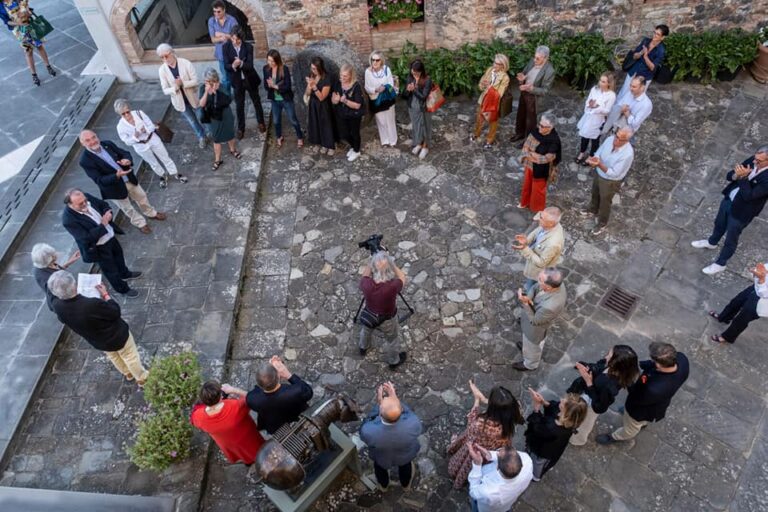 L’incanto della terra a Castell’in Villa Meteore, ceramiche e dipinti di Carlo Pizzichini