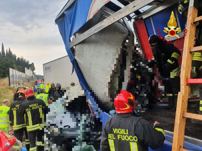 Incidente mortale sull’Autosole: due persone decedute e strada bloccata