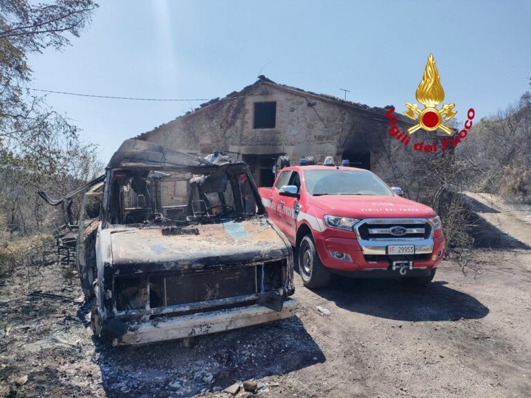 Cinigiano torna a bruciare. In arrivo Canadair. Interrotta la Firenze Siena per un incendio