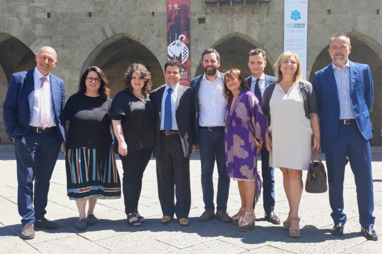 Il sindaco Tomasi vara la sua nuova giunta. Quattro uomini e quattro donne