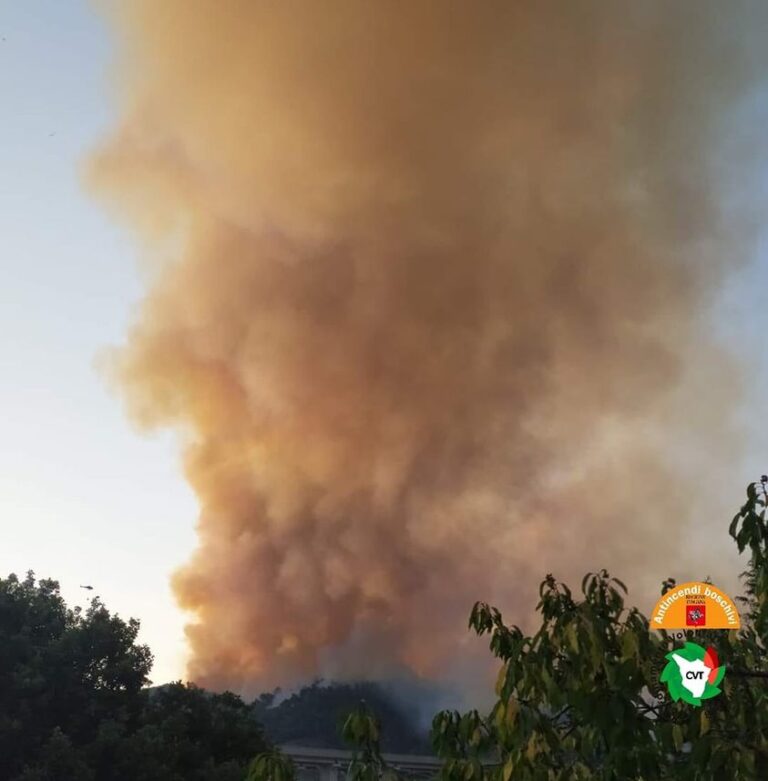 Brucia la Versilia. Evacuate 40 persone per un incendio a Massarosa