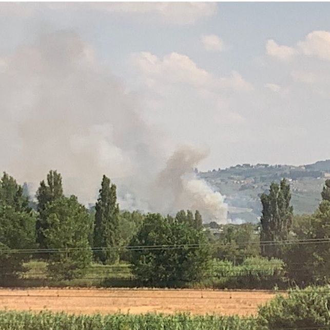 Incendio a Lastra a Signa, sospesi i voli su Peretola