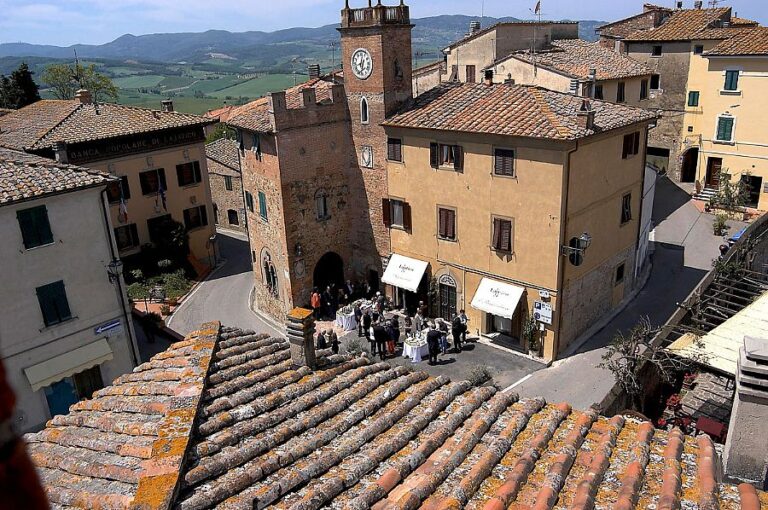 Parco eolico e fusione con Peccioli, a Lajatico cittadini in assemblea