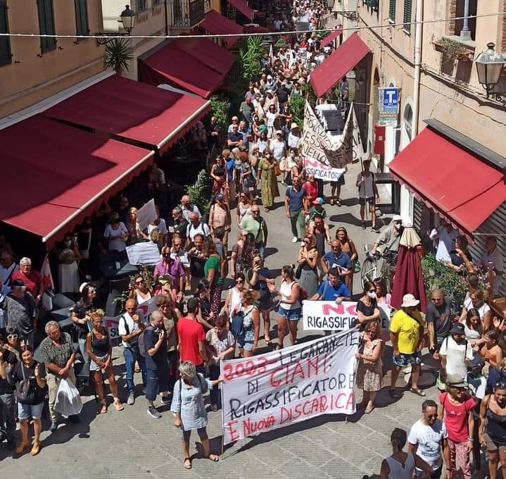 Piombino scende in piazza per dire no al rigassificatore