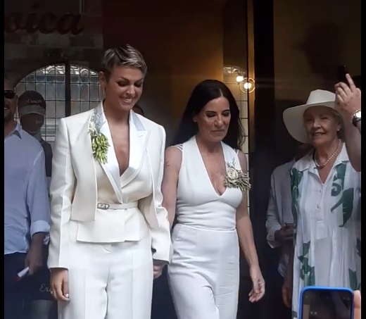 Paola Turci e Francesca Pascale si sono unite in matrimonio a Montalcino e hanno detto sì. FOTOGALLERY
