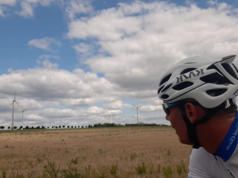 Verso Capo Nord. Dopo il freddo e il caldo, il vento contrario. Milko Gennai pedala verso la Svezia