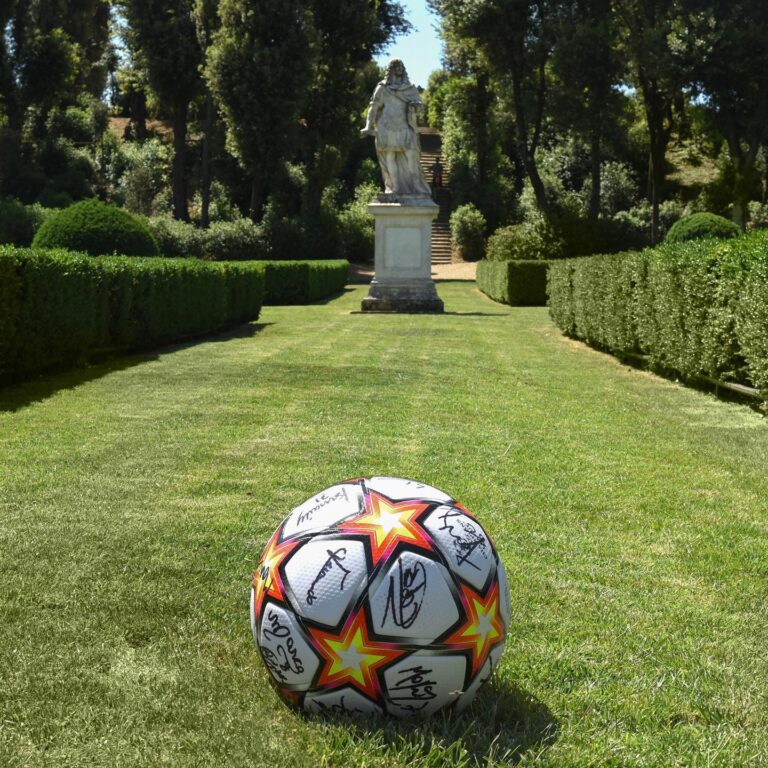 Il pallone Uefa Champions League firmato dai giocatori dello Shaktar negli Horti Pacis di Forme nel verde