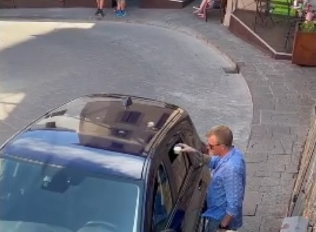 Kimi Raikkonen pilota dal cuore grande. Così disseta e aiuta un cane