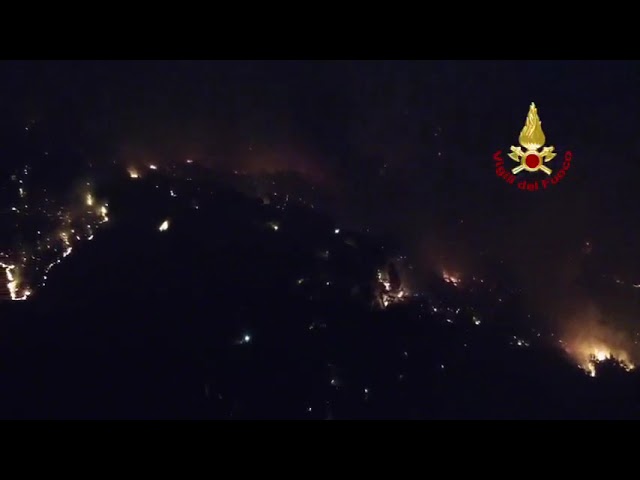 Bruciano i boschi di  Massarosa. Oltre 500 ettari in fiamme. Famiglie sfollate