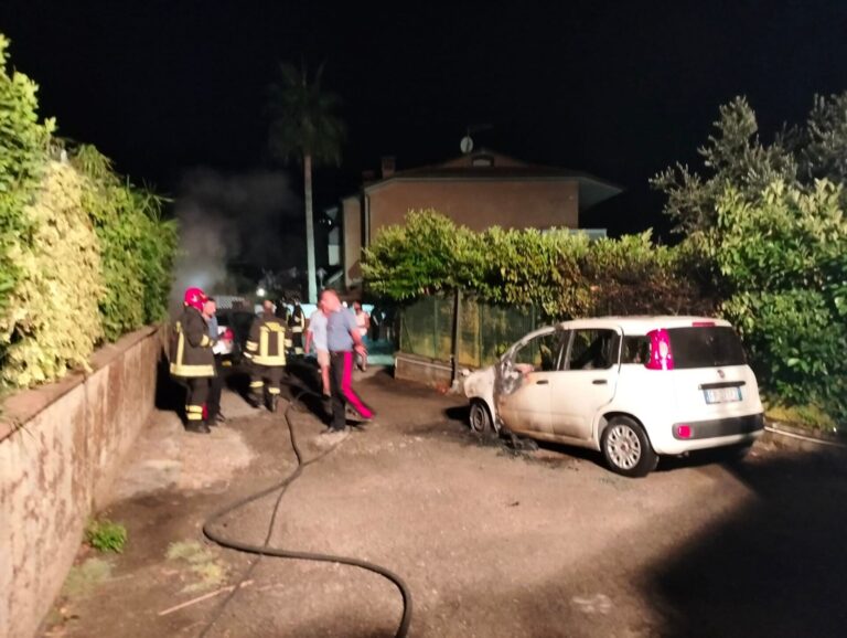 A fuoco due auto di un dirigente di Forza Italia. L’accusa del proprietario: “Pista dolosa”