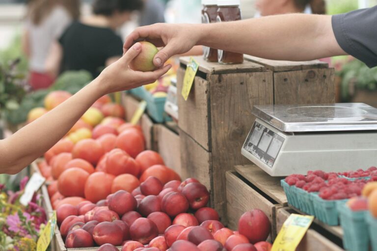 Consumi, nel secondo trimestre in calo il giro di affari: in aumento invece i prezzi