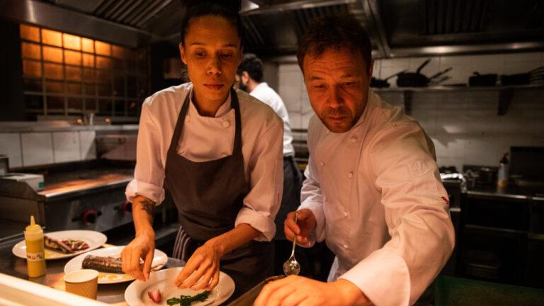Dentro la cucina di un ristorante stellato, in presa diretta. Il thriller culinario dell’anno