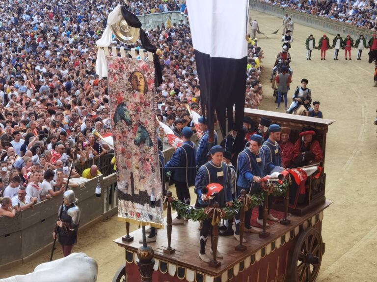 Il Ministero della Cultura riconosce il Palio di Siena quale “espressione di identità culturale collettiva”. 17 bandiere e 6 tamburi testimonianze materiali