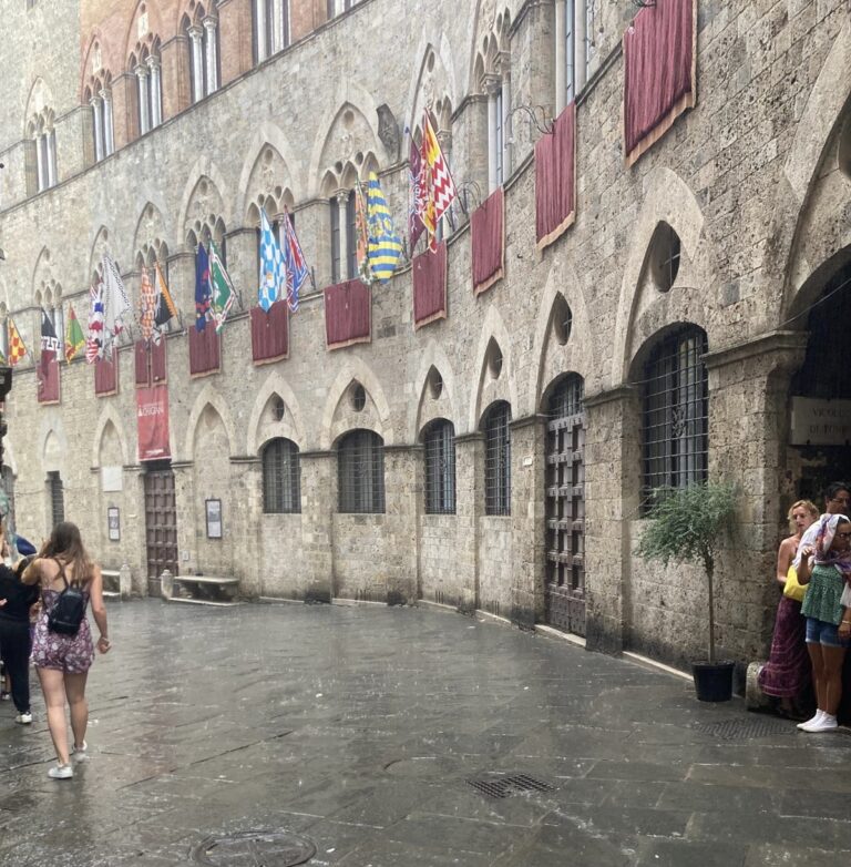 Bomba d’acqua su Siena. Rinviato il Palio dell’Assunta
