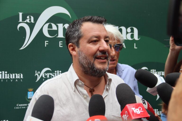 Salvini ironizza sui toscani e scatta la bufera. Parrini: “Chieda scusa”. Lui replica: “Fatevela una risata”