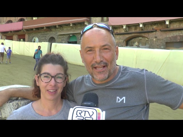 In attesa dei cavalli sul tufo, Siena aspetta il Palio