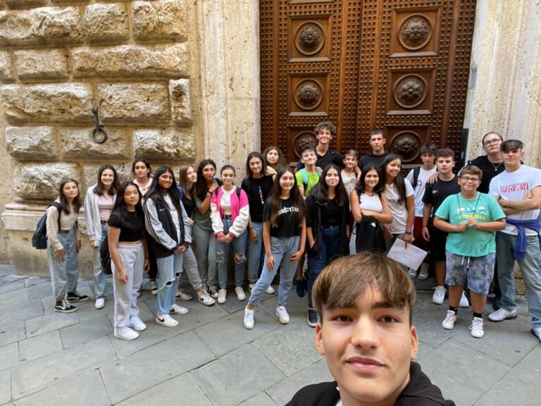 Prima campanella per oltre 200 studenti. Ad accoglierli il Palio Bandiniano