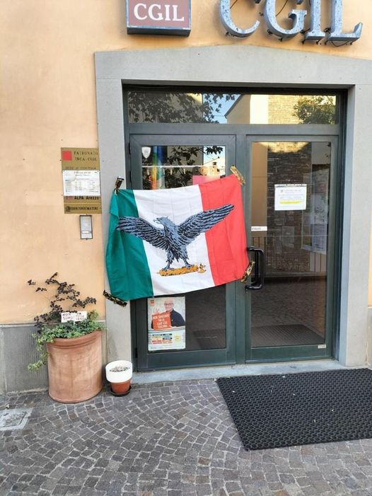 Bandiera fascista all’entrata della Cgil di Camucia, Angelini: “Roba da Ventennio”