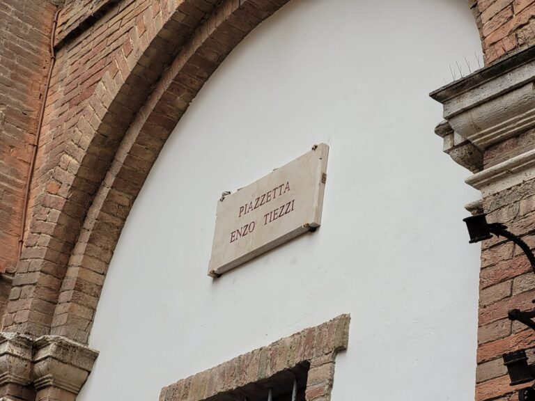 Piazzetta Enzo Tiezzi. Siena celebra il pioniere della sostenibilità