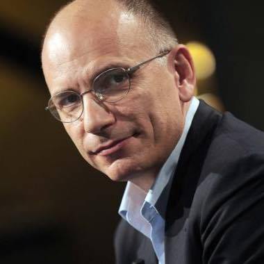 Enrico Letta in piazza a Pietrasanta, Livorno e Siena chiude la campagna Pd in Toscana