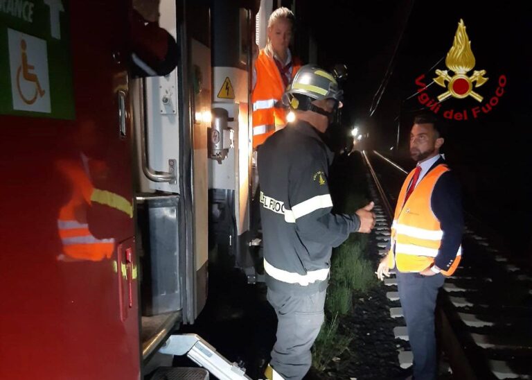 Treno bloccato a Capalbio per il maltempo, trasbordo per 250 passeggeri