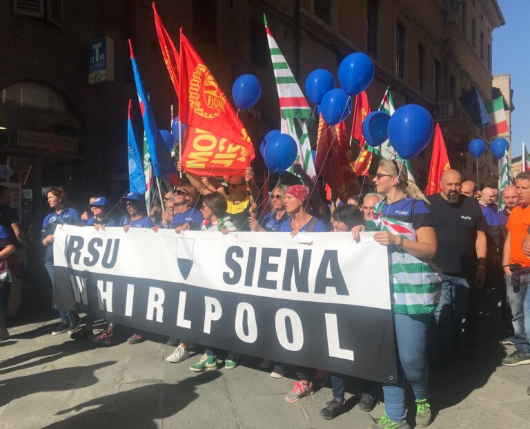 Siena scende in piazza per dire no alla chiusura dello stabilimento Whirlpool