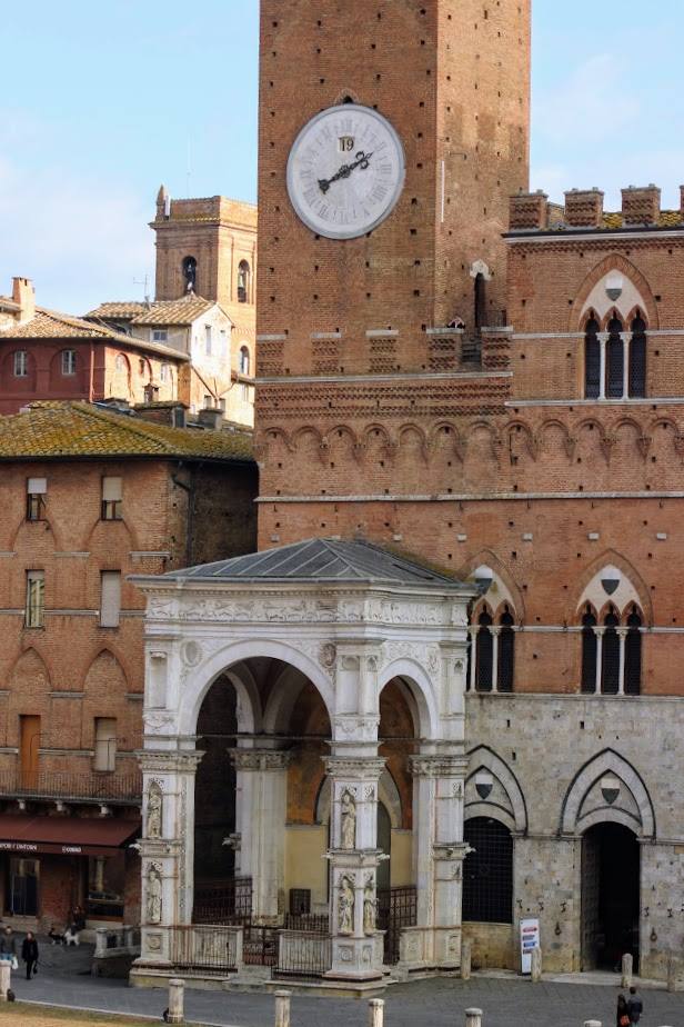 Monumenti al buio contro il caro-bollette: la via di Siena per il risparmio energetico