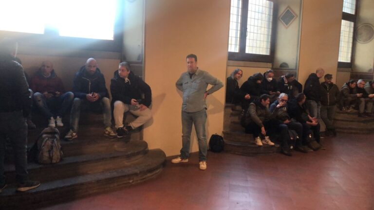 Ex Gkn, i lavoratori occupano il Consiglio comunale: “Qua a oltranza”