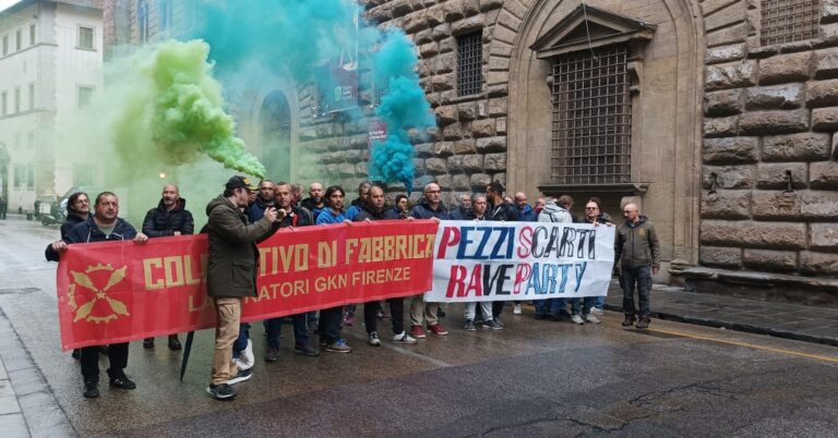 Ex Gkn, stop agli stipendi: l’azienda non li può pagare. E a Firenze scattano le manifestazioni