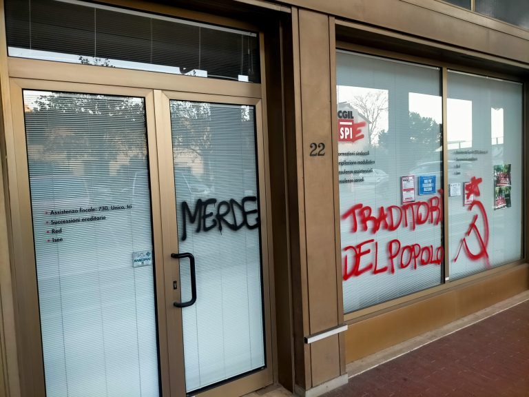 Vandalizzata la sede della Cgil a Firenze: colpita anche Casapound