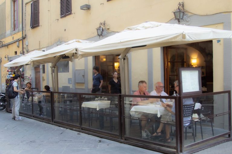 Firenze dice stop alle concessioni straordinarie per i tavoli all’aperto. Categorie pronte a collaborare: “Usiamo però il buon senso”