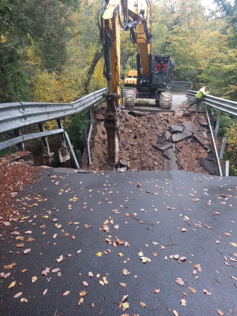 Ponte franato sulla Sp 329, via alla ricostruzione. Ma s’infiamma il dibattito sulle competenze alle Province