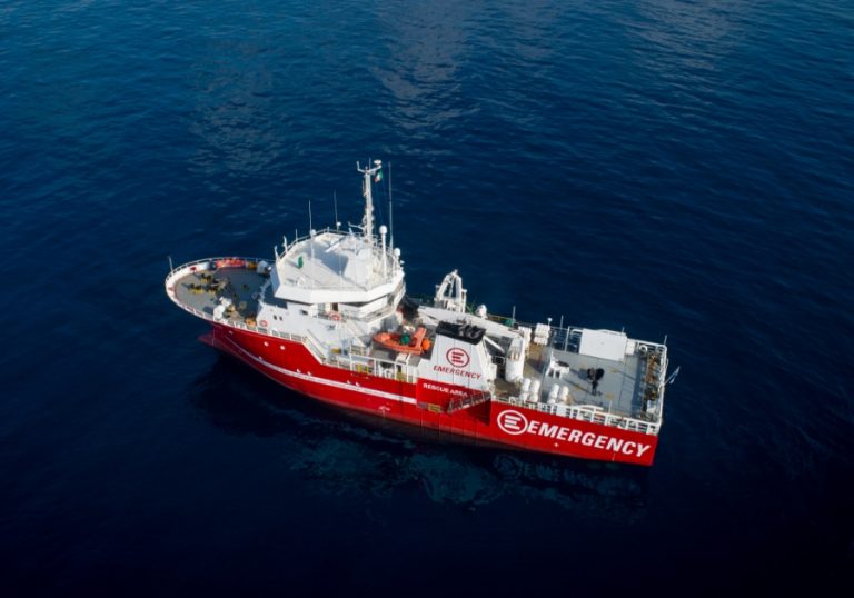 Marina di Carrara in attesa della Life Support: a bordo 55 persone. Per la gestione migranti nominato il commissario Valenti
