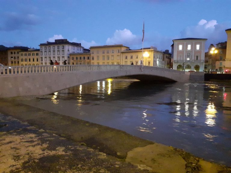 La piena dell’Arno non spaventa Pisa. Portata dell’acqua sotto alle previsioni