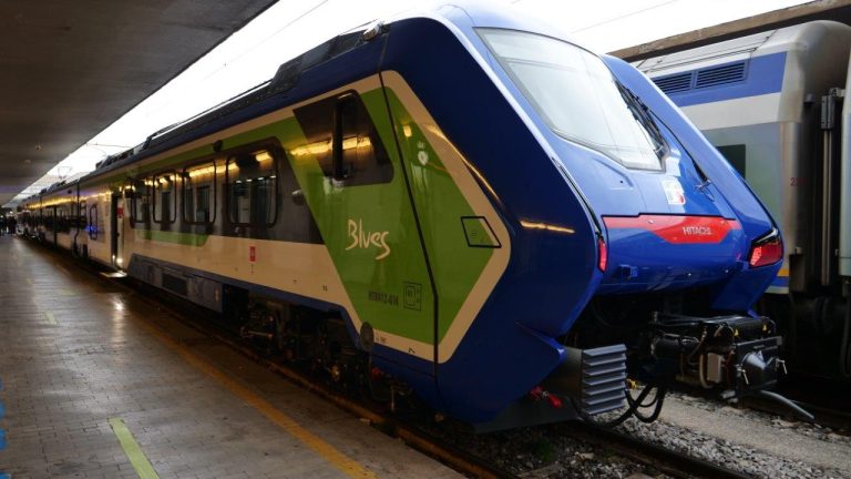 Blues, il primo treno ibrido in servizio in Toscana: coprirà Mugello e il Senese
