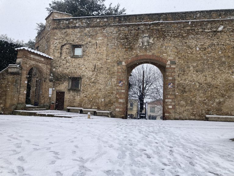 Lo spettacolo della neve in Val d’Orcia. San Quirico ricoperto di fiocchi bianchi