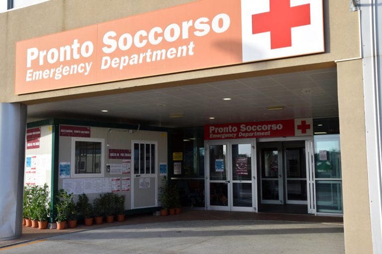 Covid, obbligo di mascherine fino al 30 aprile in ospedali e Rsa: tampone per chi accede al pronto soccorso delle Scotte