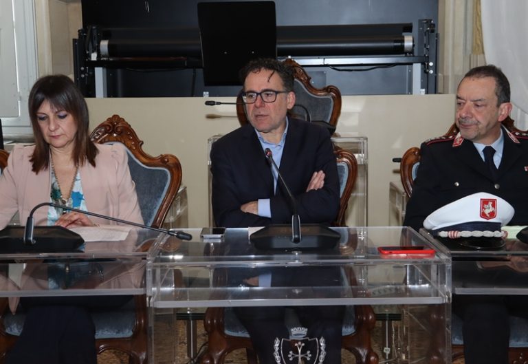 Pisa lancia la lotta al commercio abusivo, polizia municipale ai vertici in Italia