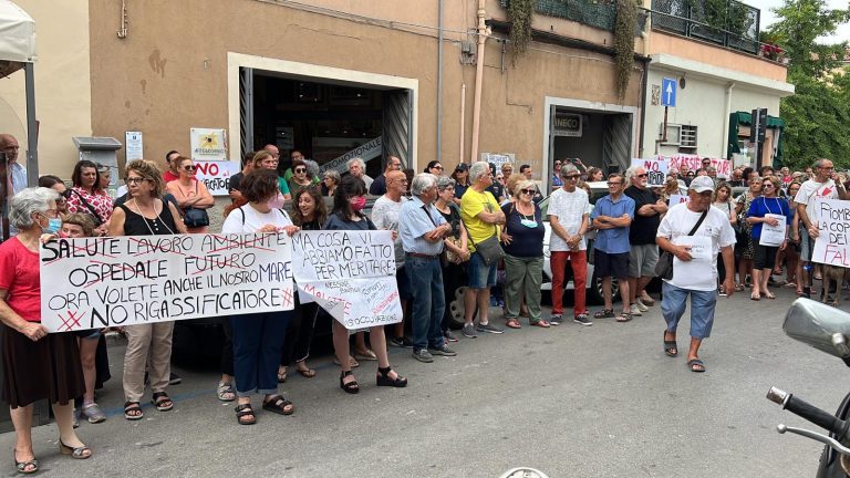 Rigassificatore, Comitato salute pubblica contro i presidi di polizia: “A cosa servono”