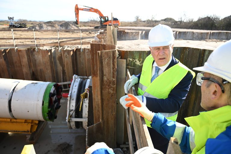 Rigassificatore, Giani in visita al cantiere: “Tutto procede al meglio”. L’impianto in funzione a maggio