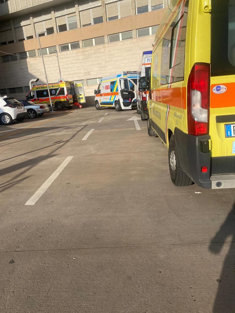 Siena, ambulanze di nuovo in fila all’ingresso del pronto soccorso
