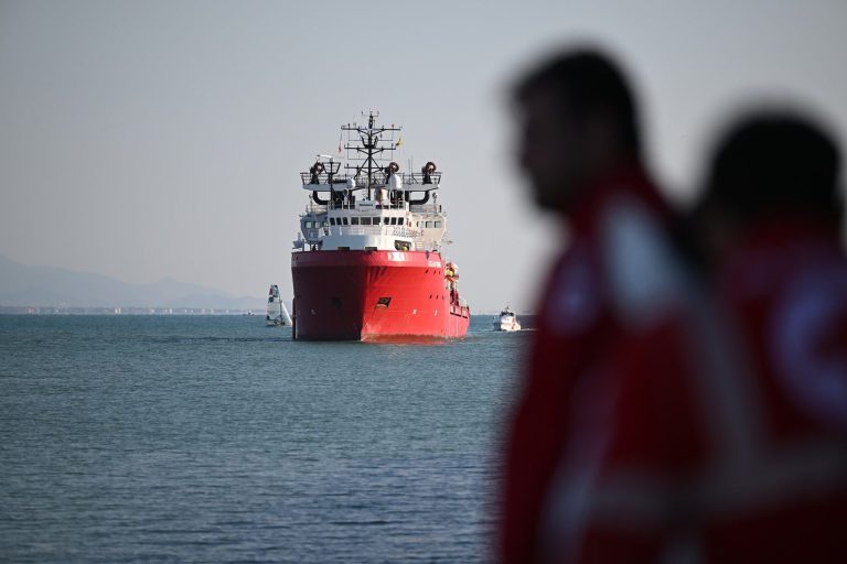 Migranti, Open Arms in porto a Marina di Carrara con 196 a bordo. Andranno in Toscana, Umbria e Piemonte