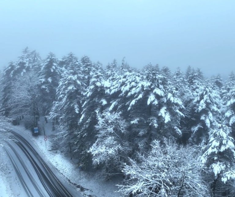 Toscana imbiancata. Nevica sui passi appenninici. Mezzi spazzaneve in azione