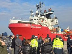La Ocean Viking nel porto di Carrara. Sbarcati i 116 migranti soccorsi nel Mediterraneo
