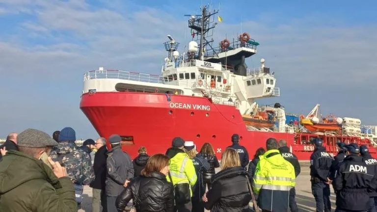 Livorno, arrivata la Ocean Viking con a bordo 112 migranti