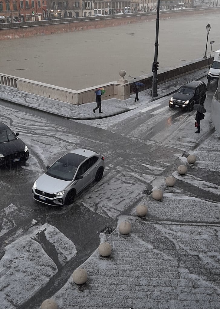 Maltempo, fitta grandinata imbianca le strade di Pisa
