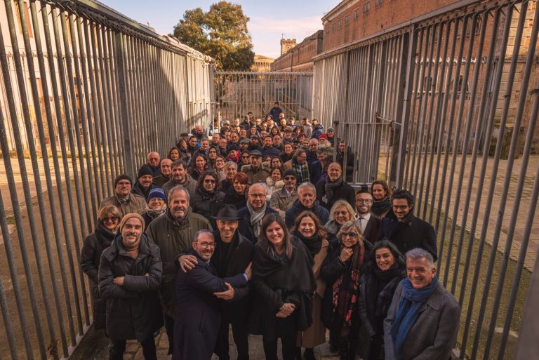 Il teatro ‘stabile’ in carcere. A Volterra l’ora d’aria, oltre le sbarre, diventa palcoscenico