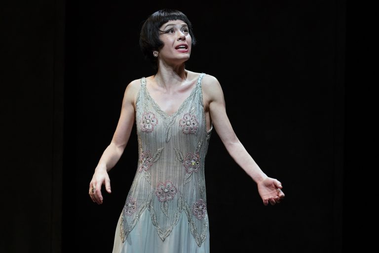 Come tu mi vuoi. Sul palco del Teatro della Pergola il noir espressionista di Luigi Pirandello