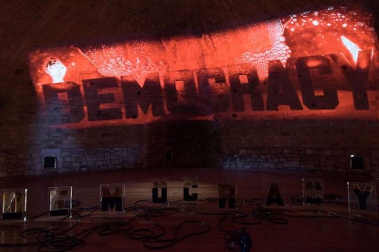 Bloody Democracy. A un anno dalla guerra in Ucraina videoinstallazione dell’artista russo Andrei Molodkin al centro SMS